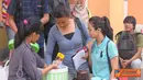 Citizen6, Semarang: Sekelompok mahasiswa Ilmu Komunikasi berjualan untuk memperoleh dana yang nantinya akan digunakan untuk memenuhi dana Temu Keakraban pada bulan Desember mendatang.(Kelompok 25)