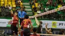 Pevoli Samator Surabaya, Reidel Alfonso, melakukan smash saat melawan Jakarta BNI Taplus. Kekalahan Samator Surabay ini membuat nilai kedua tim menjadi sama dalam klasemen final four. (Bola.com/Vitalis Yogi Trisna)