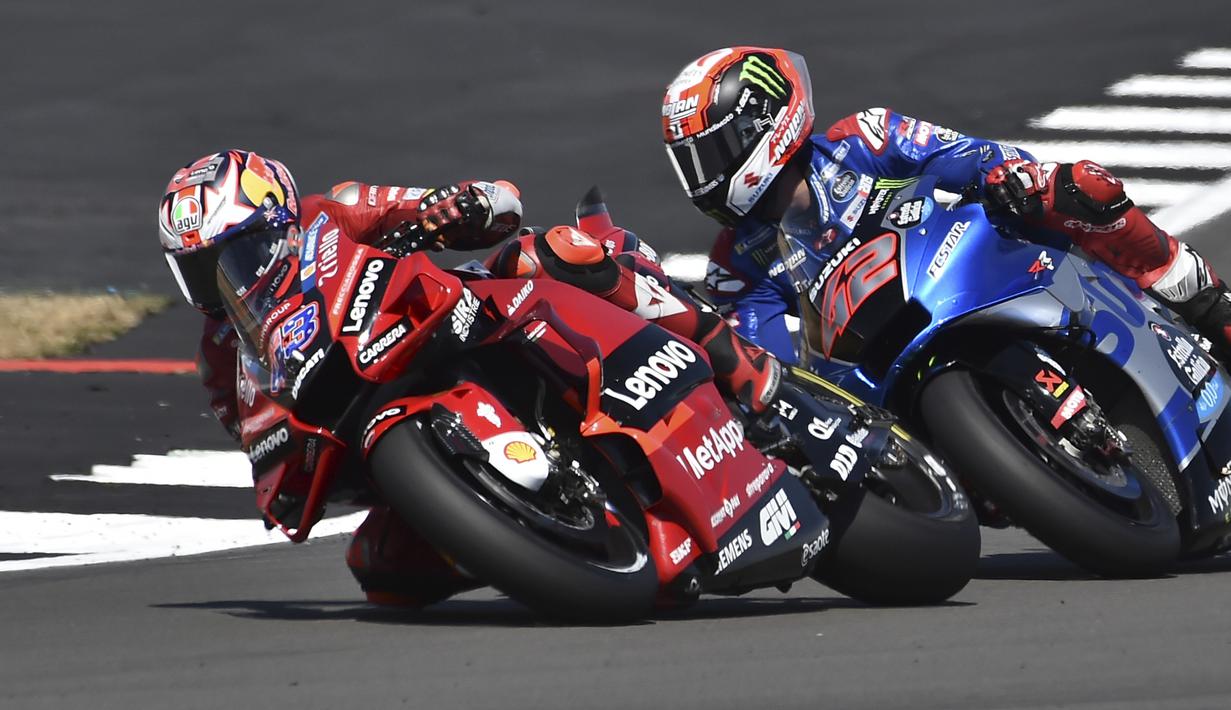 Usai insiden tersebut Jack Miller (kiri) dan Alex Rins sempat bergantian menjadi pimpinan lomba. (AP/Rui Vieira)