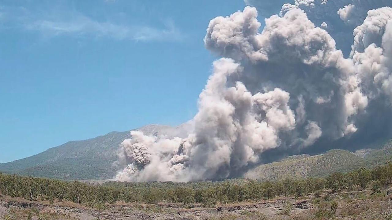 FOTO: Eruspsi Dahsyat Lewotobi Laki-Laki, Kolom Abu Capai 18 Kilometer
