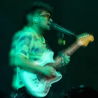 Kunto Aji di konser "Perjalanan Menawar Racun" di Jakarta, Kamis (22/8/2024). [Foto: Adrian Putra Fimela]