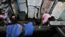 Anak-anak mandi di toilet umum kawasan bantaran Kali Ciliwung, Jakarta, Senin (19/11). Tak adanya akses sanitasi yang layak menyebabkan anak-anak menderita stunting. (Merdeka.com/Iqbal Nugroho)