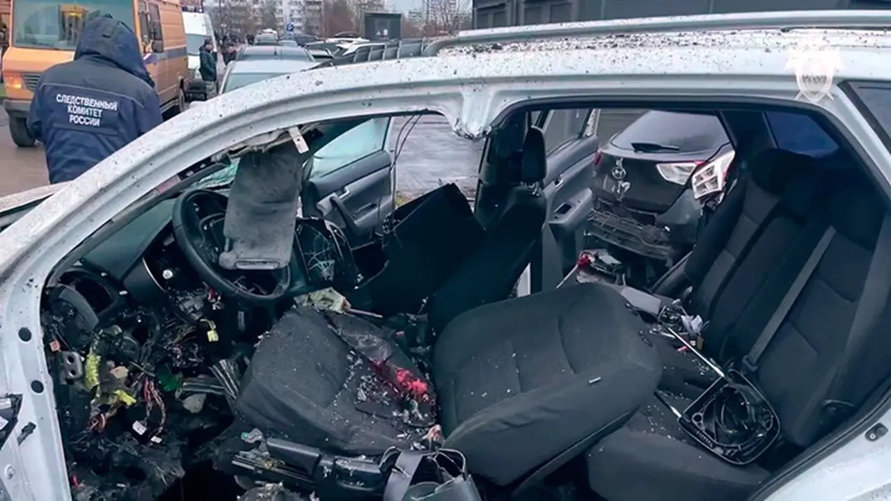 Gambar yang diambil pada Senin (22/12/2025), memperlihatkan lokasi tempat Letnan Jenderal Fanil Sarvarov—kepala Direktorat Pelatihan Operasional Staf Umum Angkatan Bersenjata Rusia—tewas akibat bom mobil di Moskow.