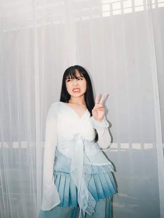 Poni barcode ini jadi sentuhan manis dan imut yang lengkapi rambut panjangnya yang tergerai rapi [@bernadyaribka]