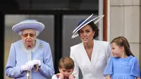 Ratu Elizabeth, Pangeran Louis, Kate Middleton, dan Putri Charlotte. (Alastair Grant/Pool Photo via AP)