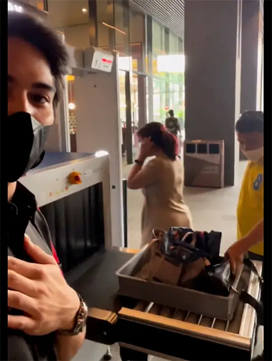 "Selamat sore," kata Rumi menyapa pengunjung yang meletakkan tas untuk diperiksa. [Instagram/elelrumi]