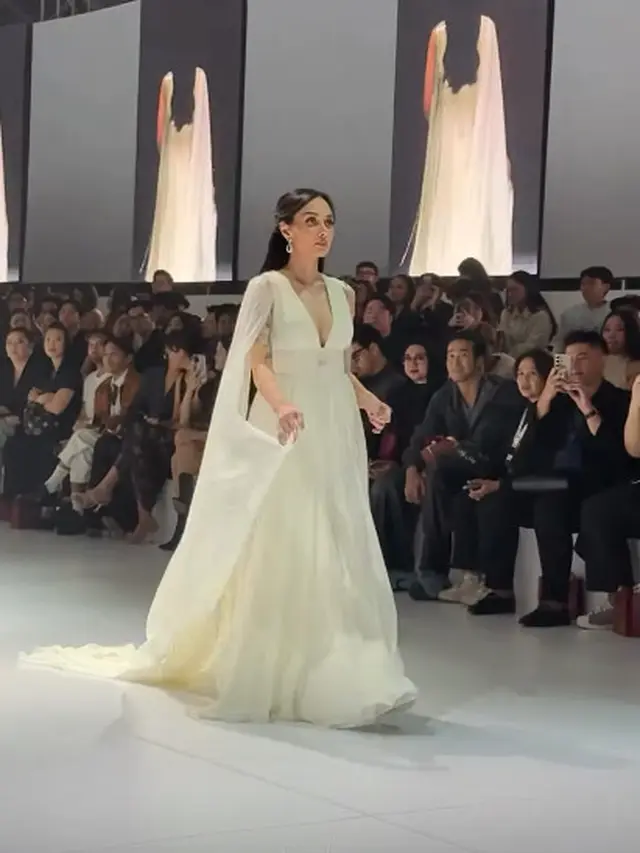 Debut di JFW 2026, Sara Wijayanto Tampil Bak Dewi dari Kayangan dengan Gaun Serba Putih