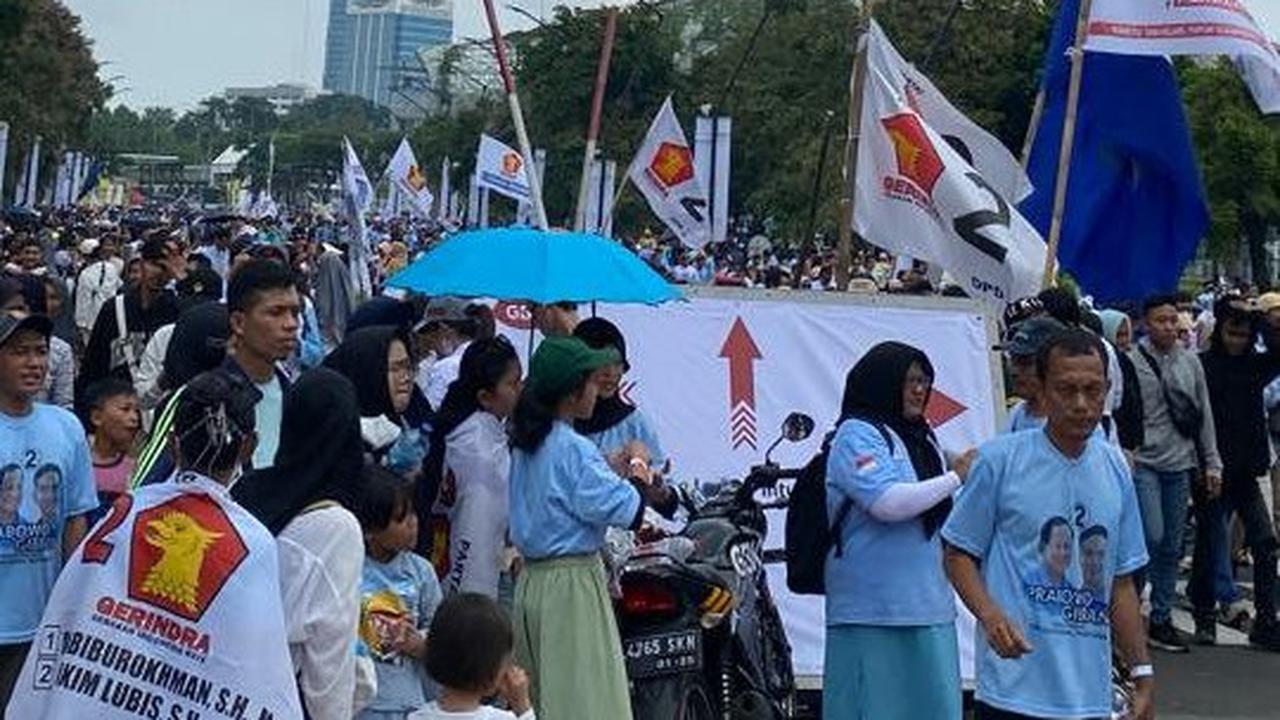 Dia pun meminta pendukungnya tak memaksa berdiri di GBK apabila sudah tidak kuat. Prabowo mengatakan para pendukung bisa pelan-pelan keluar arena GBK untuk beristirahat.<br>