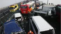 Dalam sejumlah tayangan televisi negeri ginseng, terlihat sejumlah petugas tengah menyelamatkan para korban yang terjepit di mobil.