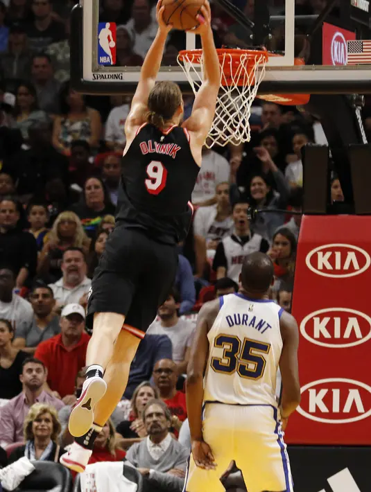 Pebasket Miami Heat, Kelly Olynyk, melakukan dunk saat melawan Golden State Warriors pada laga NBA di American Airlines Arena, Miami, Senin (4/12/2017). Warriors menang 123-95 atas Heat. (AP/Joe Skipper)