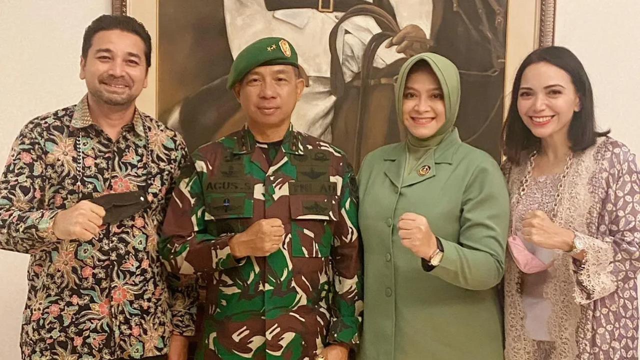 Umar Lubis dan istri juga tak lupa menyampaikan selamat untuk Jendral Agus Subiyanto.&nbsp;<br>