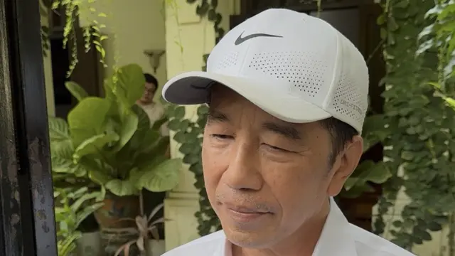 Presiden ke-7 RI Jokowi saat menjawab pertanyaan sejumlah wartawan di kediaman pribadinya, di Kota Solo, Jawa Tengah. (Liputan6/Fajar Abrori)