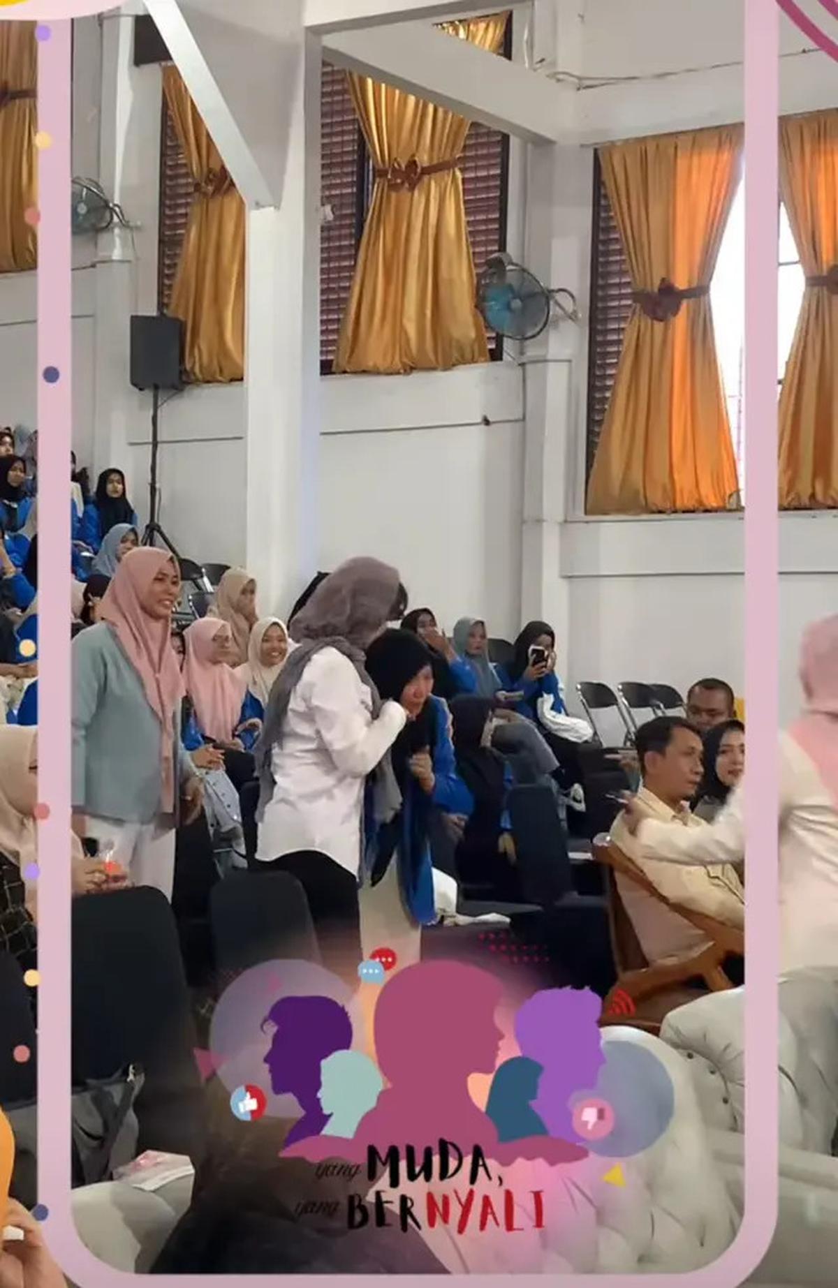 Isi Acara di Kampus Aceh, Ini 7 Potret Leony saat Berkerudung Ditemani Pacar Bule