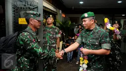 Waasops Kasad Brigjen TNI Eko Margiyono (kanan) saat menyambut kedatangan kontingen AASAM di Bandara Soetta, Banten, Senin (23/5/2016). TNI AD menjadi juara umum dengan meraih 23 dari 50 medali emas yang diperebutkan (Liputan6.com/Helmi Fithriansyah)