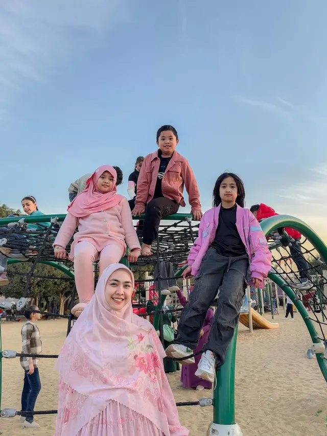 Kompak Berbusana Warna Pink, 5 Potret Oki Setiana Dewi Ajak Anak-Anak Main di Taman Kota Kairo  (credit: instagram/okisetianadewi).