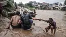 Anak-anak bermain di Kali Ciliwung yang meluap, Kebon Pala, Jatinegara, Jakarta Timur, Minggu (31/10/2021). Aliran Kali Ciliwung yang meluap akibat hujan di kawasan hulu dimanfaatkan anak-anak untuk berenang meski membahayakan keselamatan. (merdeka.com/Iqbal S. Nugroho)