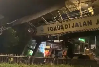 Jembatan Penyeberangan Orang (JPO) di Jalan Kapten Tendean, Mampang Prapatan, Jakarta Selatan, rusak parah setelah tersangkut muatan alat berat yang diangkut kendaraan towing pada Selasa (14/7/2026) dini hari. (Foto: Tangkapan Layar Sosmed)