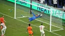 Pemain Maroko Issa Diop mencetak gol pertama mereka melawan kiper Belanda Bart Verbruggen selama pertandingan sepak bola babak 32 Piala Dunia antara Belanda dan Maroko di Guadalupe, dekat Monterrey, Meksiko, Senin (29/06/2026). (AP Photo/Moises Castillo)