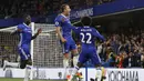 Bek Chelsea, John Terry, merayakan gol yang dicetaknya ke gawang Watford pada laga Premier League di Stadion Stamford Bridge, London, Senin (15/5/2017). Chelsea menang 4-3 atas Watford. (AFP/Adrian Dennis)