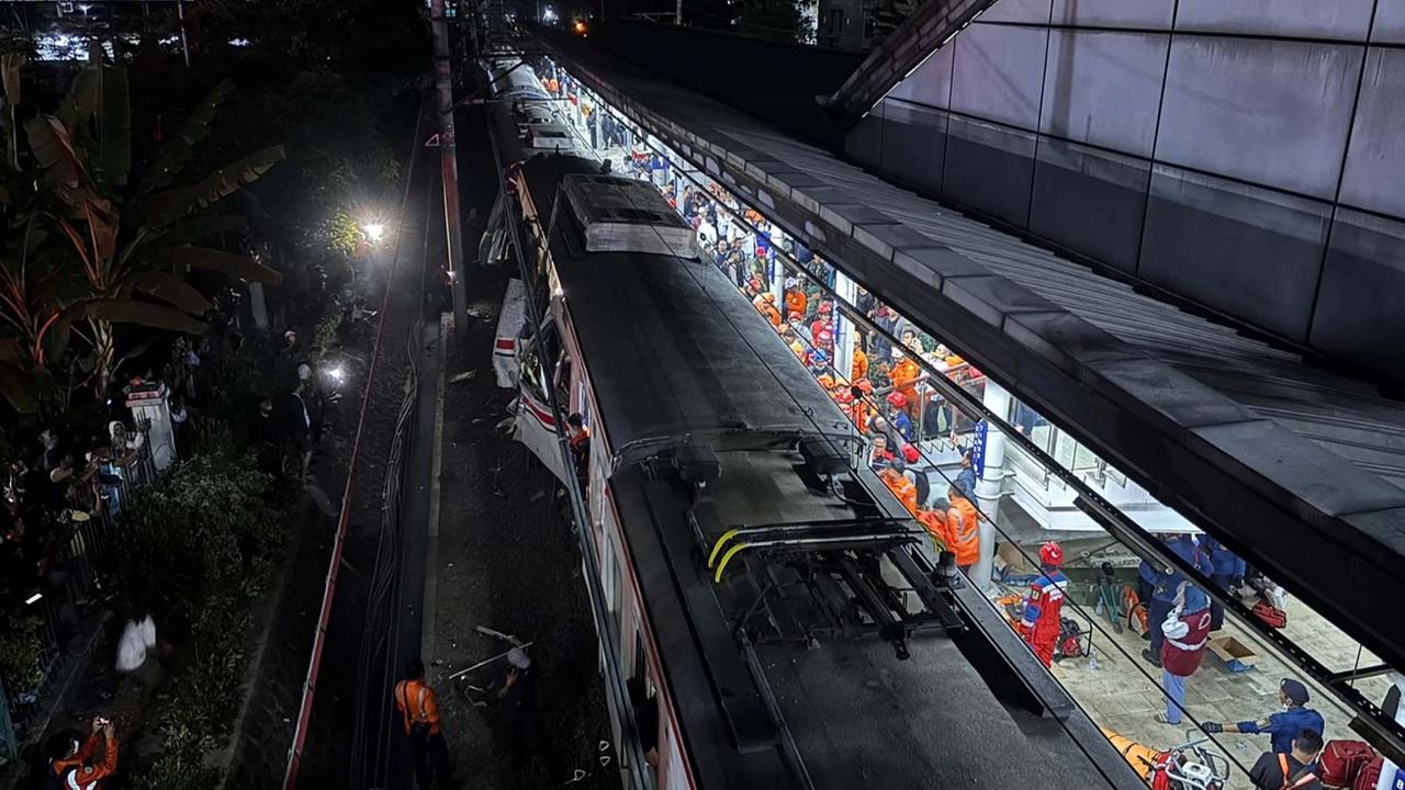 FOTO Kerusakan Parah Gerbong KRL Commuterline  Usai Dihantam Argo Bromo Anggrek