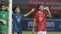 Pemain Timnas Indonesia U-19, Razzaa Fachrezi Aziz (kanan) dijaga pemain Brunei Darussalam U-19, Muhammad Syaherrul Affendy dalam laga matchday kedua penyisihan Grup A Piala AFF U-19 2022 di Stadion Patriot Candrabhaga, Bekasi, Senin (4/7/2022). (Bola.com/M Iqbal Ichsan)