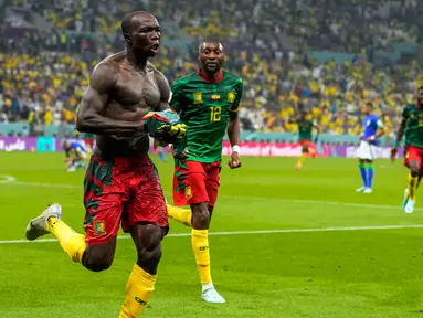 Pemain Kamerun Vincent Aboubakar (kiri) melakukan selebrasi usai mencetak gol ke gawang Brasil pada pertandingan sepak bola Grup G Piala Dunia 2022 di Stadion Lusail, Lusail, Qatar, 2 Desember 2022. Kamerun menang 1-0 atas Brasil, namun tetap tak lolos ke babak selanjutnya. (AP Photo/Andre Penner)