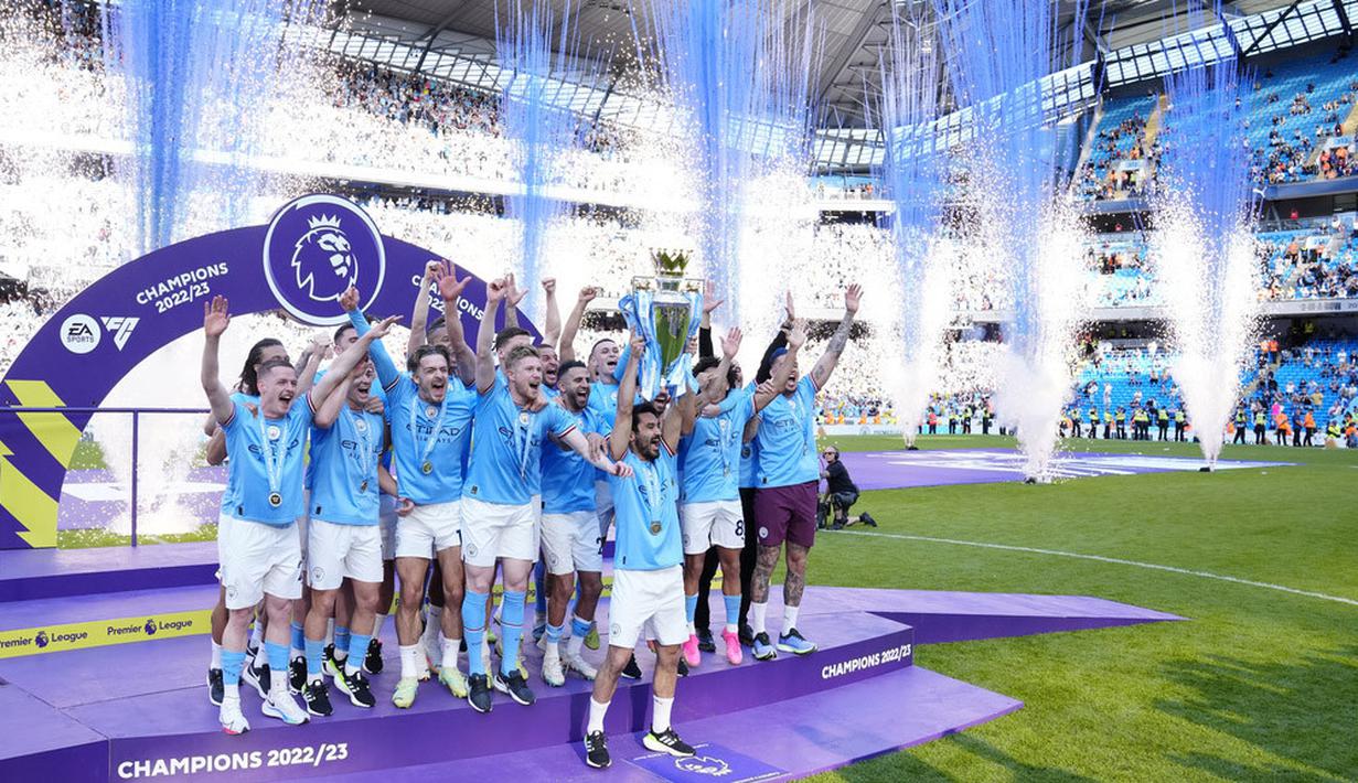Skuad Manchester City melakukan selebrasi saat perayaan juara Liga Inggris di Stadion Etihad, Manchester, Minggu, (21/5/2023). Keberhasilan tersebut membawa pasukan Pep Guardiola mengukir hattrick juara Liga Inggris untuk pertama kalinya dalam sejarah klub. (AP Photo/Jon Super)
