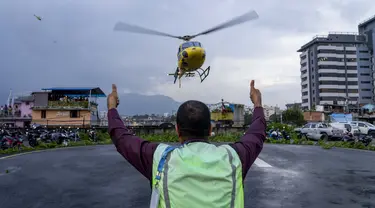 Sebuah helikopter yang membawa jenazah korban kecelakaan helikopter tiba di Kathmandu, Nepal, Selasa, 11 Juli 2023. (AP Photo/Niranjan Shrestha)