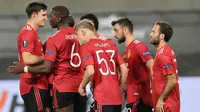 Pemain Manchester United merayakan gol yang dicetak Bruno Fernades ke gawang Copenhagen pada laga perempat final Liga Europa di RheinEnergie Stadion, Jerman, Selasa (11/8/2020) dini hari WIB. Manchester United menang 1-0 atas Copenhagen. (AFP/Wolfgang Rattay/pool)