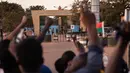 Orang-orang berkumpul di Nation square untuk merayakan dan mendukung militer Burkina Faso di Ouagadougou pada 24 Januari 2022. Kudeta ini pun didukung sebagian besar warga Burkina Faso yang sudah menggelar demo terhadap pemerintah sejak beberapa bulan terakhir. (OLYMPIA DE MAISMONT/AFP)