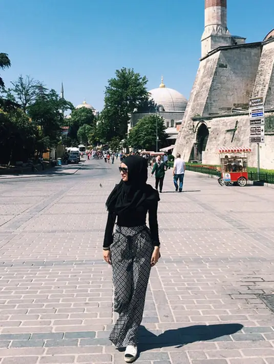 Citra Kirana di Istana Topkapı, Turki. Selain menjadi daya tarik wisata, istana ini menyimpan peninggalan suci penting dari dunia Muslim, termasuk pedang dan jubah Nabi Muhammad. (via instagram/@citraciki)
