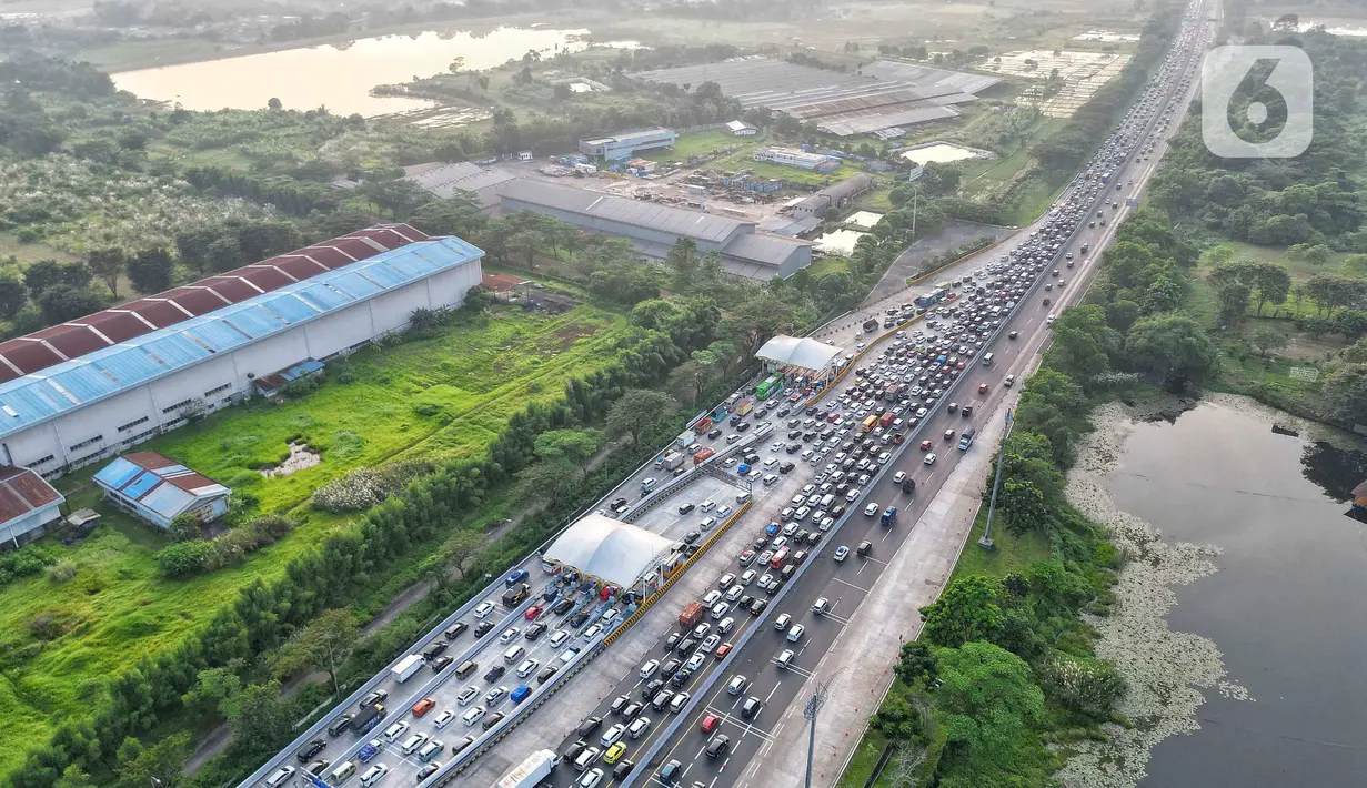 PT Jasamarga Transjawa Tol juga mencatat volume lalu lintas di periode yang sama dari arah Jakarta menuju wilayah Provinsi Jawa Tengah dan Jawa Timur. (Liputan6.com/Angga Yuniar)