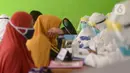 Petugas medis Puskesmas Kecamatan Kramat Jati menggelar tes usap (Swab Test) COVID 19 bagi ibu hamil di Jakarta Timur, Jumat (12/6/2020). Tes yang menjadi salah satu syarat untuk menjalani persalinan ini diikuti sekitar 70 ibu hamil. (merdeka.com/Imam Buhori)
