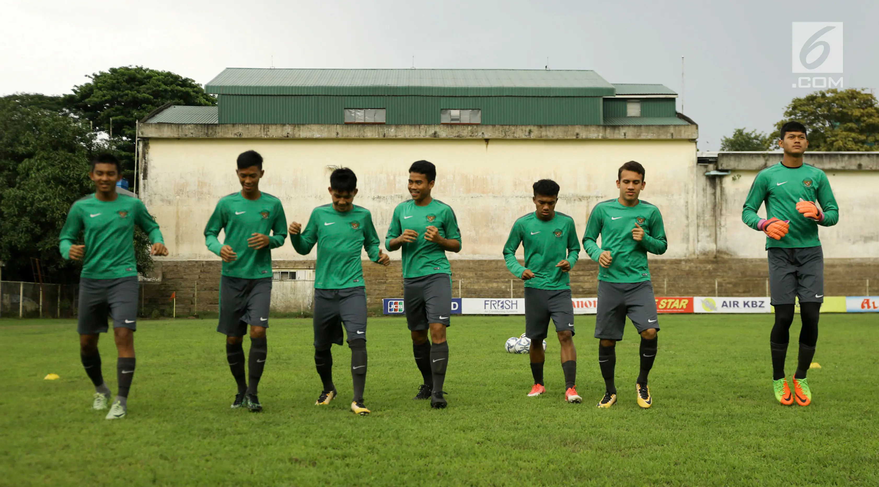 Timnas Indonesia U-19 kembali jalani latihan di Stadion Pandomar, Yangon, Minggu (10/9). Latihan ini ditujukan sebagai persiapan menghadapi Vietnam yang akan bertanding pada 2017 pada Senin (11/9) mendatang. (Liputan6.com/Yoppy Renato)