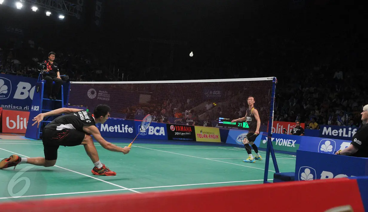 Pertarungan sengit antara Christie Jonatan dengan Lee Hyun Ill di Indonesia Open Superseries Premier 2015, Jakarta, Rabu (4/6/2015).  Christie berhasil menekuk Lee Hyun Ill dalam pertandingan tersebut.(Liputan6.com/Herman Zakharia)