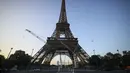Penyelenggara Olimpiade Paris memasang cincin di Menara Eiffel pada hari Jumat saat ibu kota Prancis menandai 50 hari dimulainya Olimpiade Musim Panas. (AP Photo/Thomas Padilla)
