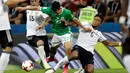 Gelandang Meksiko, Hirving Lozano berusaha melewati dua pemain Jerman saat bertanding di semifinal Piala Konfederasi 2017 di Stadion Fisht, Sochi, Rusia, (29/6). Jerman akan menghadapi Chile di Final. (AP Photo/Thanassis Stavrakis)