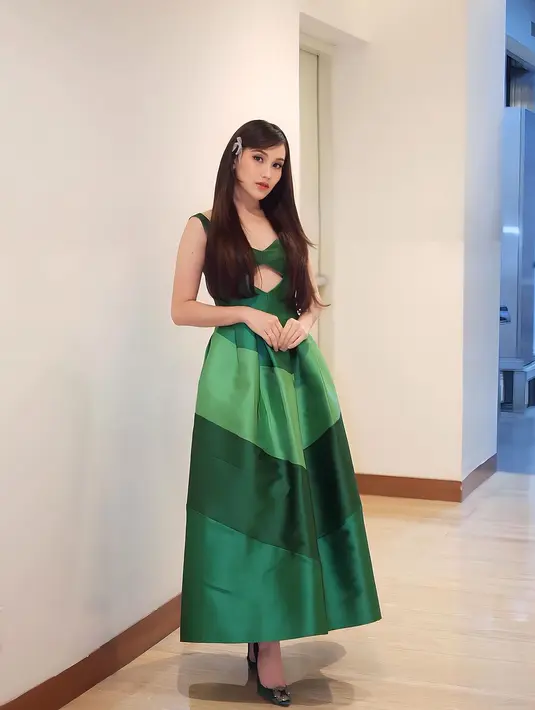 Di sini, Ayu Ting Ting tampil bak princess dengan sebuah gaun berwarna hijau. Gaun tanpa lengan dengan detail cut out di bagian depannya ini terlihat amat baik membalut tubuh Ayu, dipadukan dengan gaya rambut dan makeupnya yang sempurna. [Foto: Instagram/ayutingting92]