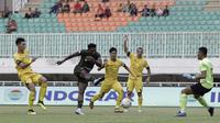 Gelandang Tira Persikabo, Osas Saha, melepaskan tendangan ke arah gawang Semen Padang pada laga Shopee Liga 1 di Pakansari, Bogor, Jumat (267/9). Tira Persikabo bermain imbang 1-1 atas Semen Padang. (Bola.com/Yoppy Renato)