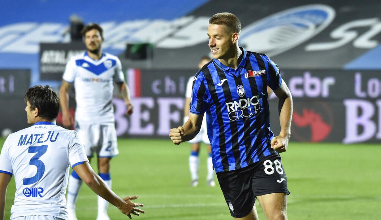 Pemain Atalanta, Mario Pasalic, melakukan selebrasi usai mencetak gol ke gawang Brescia pada laga Serie A di Stadion Gewiss, Selasa (14/7/2020). Atalanta menang 6-2 atas Brescia. (Gianluca Checchi/LaPresse via AP)