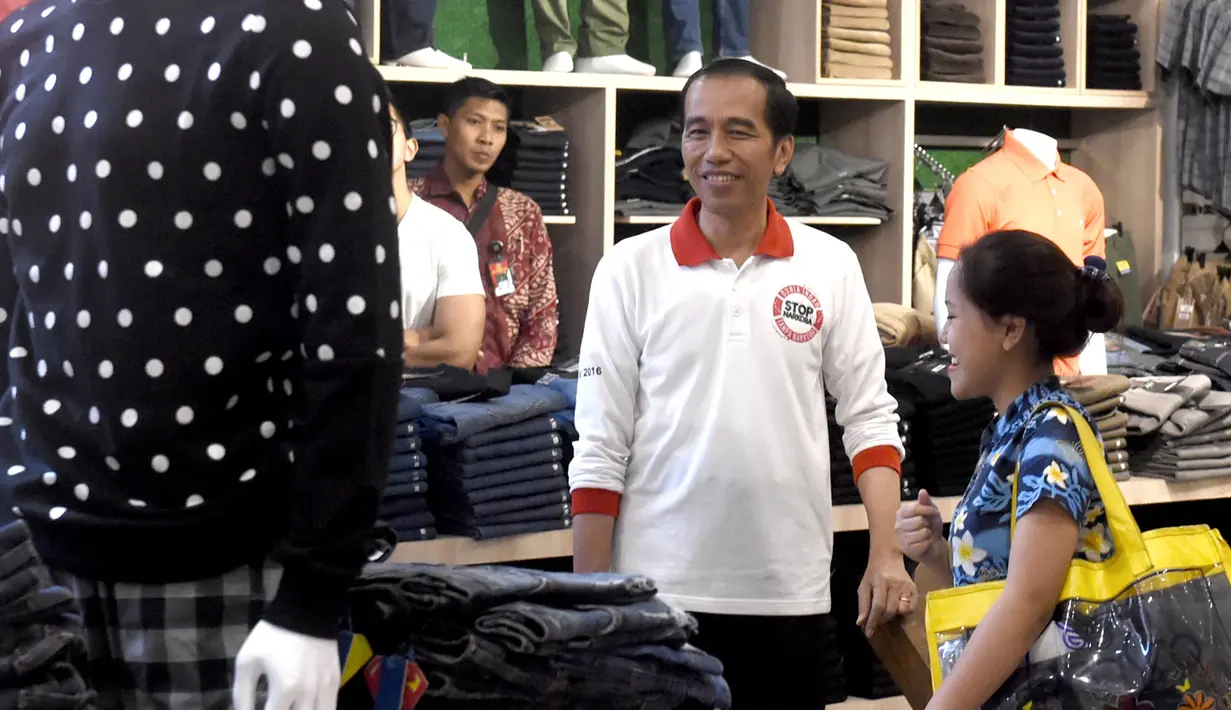 Presiden Joko Widodo saat akan membeli baju di Pasar Cipanas, Jawa Barat, Minggu (26/6). (Foto: Setpres)