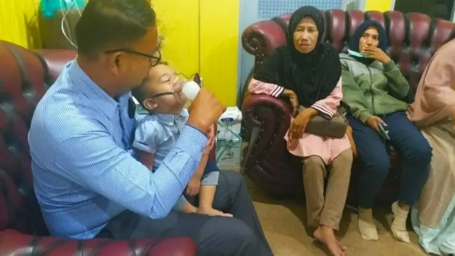 Bocah 2 tahun mendapat perawatan khusus karena sesak napas menghirup kabut asap hasil Karhutla Riau.