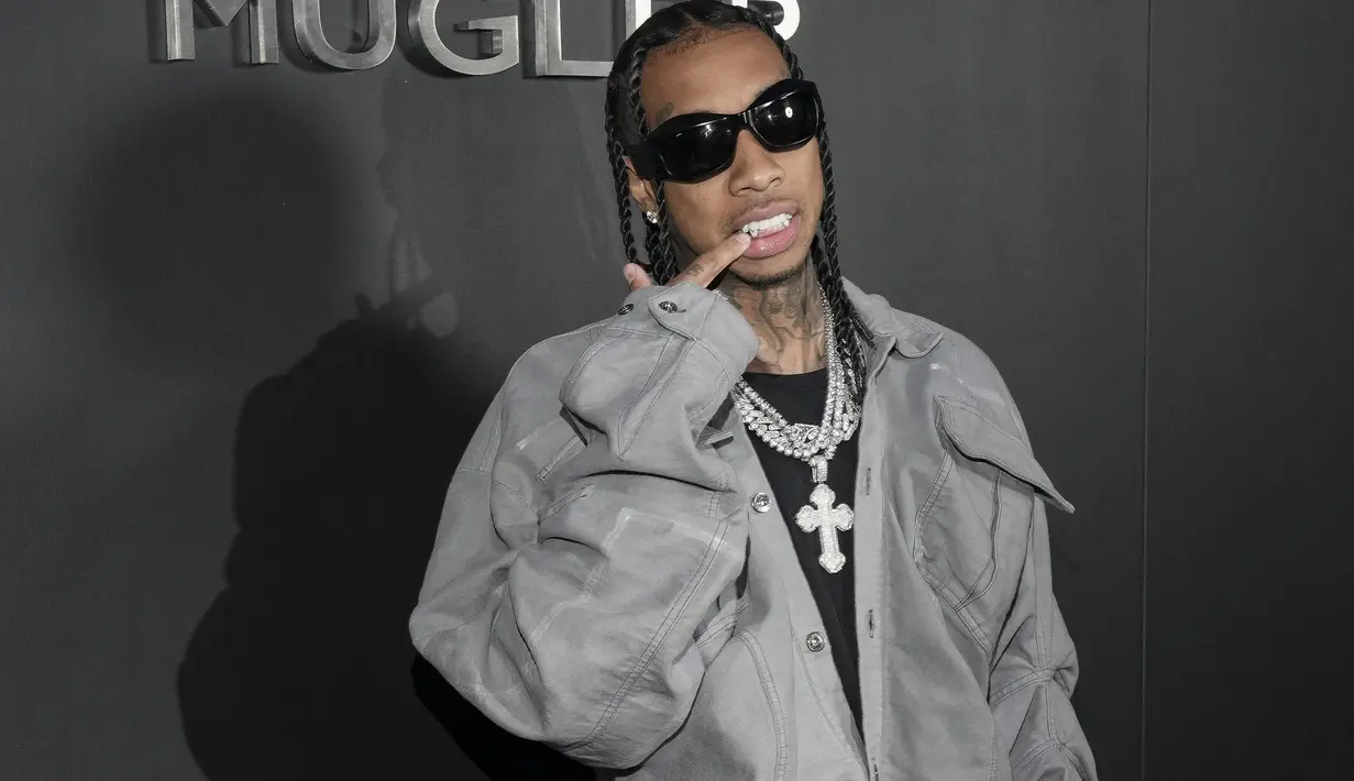 Tyga berpose untuk fotografer setibanya di Mugler x Hunter Schafer Party di Paris, Selasa, 7 Maret 2023. Di acara Paris Fashion Week, Avrik Lavigne dan Tyga tak segan berciuman dengan Tyga usai keduanya saling memutuskan hubungan dengan mantan kekasihnya.(Scott Garfitt/Invision/AP)