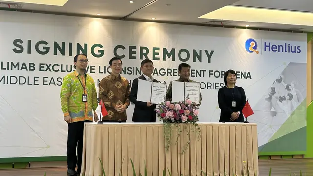 PT Kalbe Farma Tbk (KLBF) tanda tangani perjanjian kerja sama dengan Shangai Henlius Biotech Inc mengembangkan dan komersialisasi produk injeksi serpluimabdi, Senin (11/9/2023). (Foto: Liputan6.com/Elga N)