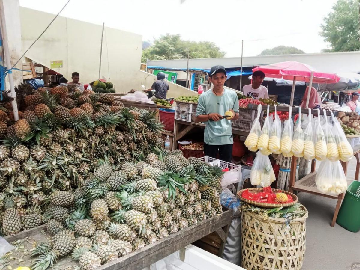 Nadi Sugiharto telah menjalankan usaha buah 'Nanas Nadi' sejak 1993 di Pasar Tradisional SMEP, Bandar Lampung.