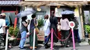 Pelanggan mengantre untuk membeli kakigori atau es serut yang menggunakan es alami di distrik Yanaka Tokyo (21/6/2019). Dilansir Japan Experience, Kakigori telah ada sejak periode Heian atau sekitar abad ke-11. (AFP Photo/Toshifumi Kitamura)
