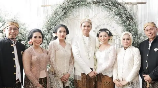 6 Potret Kedekatan Artis dan Menantunya, Dewi Yull Disebut Mertua Idaman