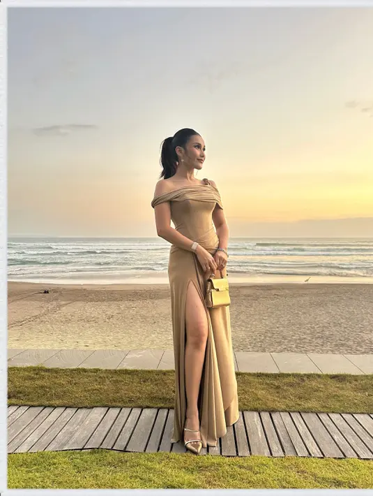 Top handle bag dari Delvaux bernuansa gold jadi statement pada penampilan netral Ayu Ting Ting [@ayutingting92]