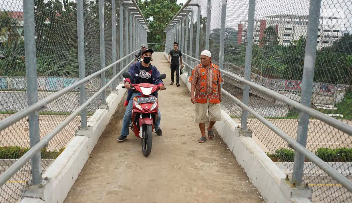 Pengendara sepeda motor melintasi JPO yang melintang di atas Tol Cijago Seksi II di Depok, Jawa Barat, Rabu (15/5). Meskipun berbahaya, namun curamnya akses JPO tidak menjadi penghalang bagi sebagian pemotor untuk menyeberang agar dapat memersingkat waktu tempuh. (Liputan6.com/immanuel Antonius)