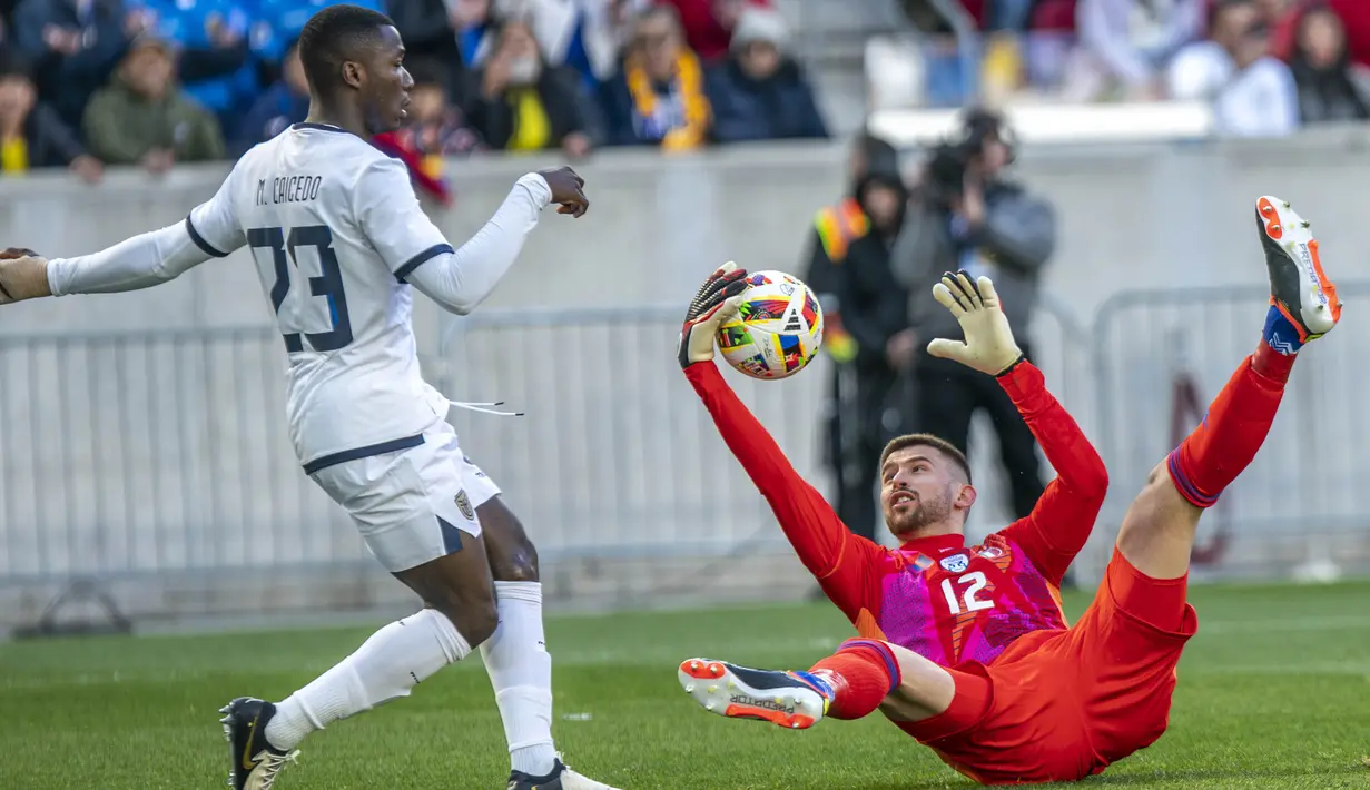 Kiper Italia, Guglielmo Vicario, menangkap bola saat melawan Ekuador pada laga uji coba internasional di Red Bull Arena di Harrison, New Jersey, pada Senin (25/3/2024). (AP Photo/Eduardo Munoz Alvarez)